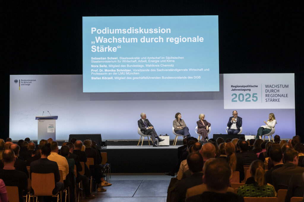 Foto der Podiumsdiskussion auf der Regionalpolitischen Jahrestagung des BMWE